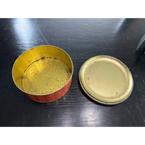 Vtg Decorative Tin- 8" Round Red Gold Intricate design- Guildcraft New York USA - Picture 4 of 6